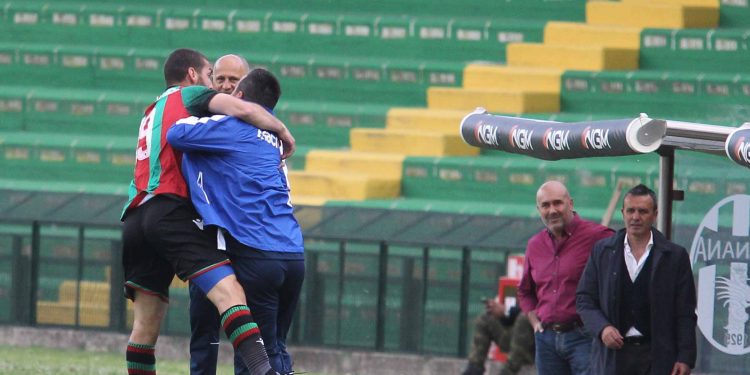 L’abbraccio di Marilungo dopo il gol con Roberto Chiappara, tecnico in seconda, nella foto di Alberto Mirimao per Daje Mò