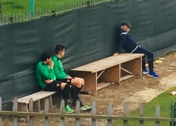 Castiglia e Fazio assistono alla seduta di allenamento dei loro compagni di squadra.