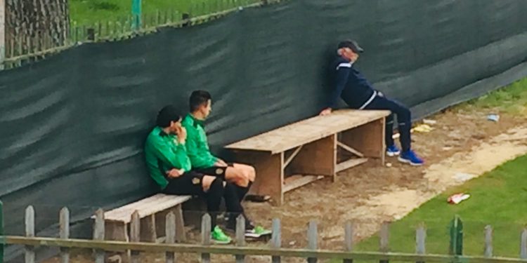 Castiglia e Fazio assistono alla seduta di allenamento dei loro compagni di squadra.