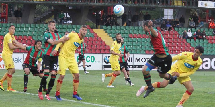 Azione dei rossoverdi nel match contro il Ravenna nella foto di A. Mirimao per " Daje Mo "