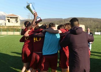 L'esultanza dei giovani giallorossi, vittoriosi nella finalissima con il Cagliari