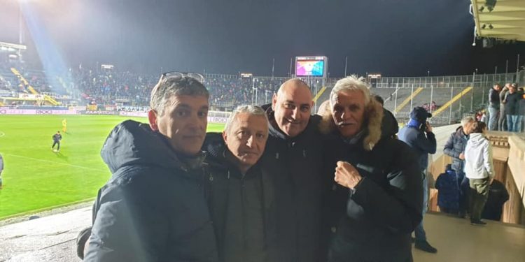 Riccardo Zampagna insieme ai dirigenti dell'Oratorio San Giovanni Bosco allo Stadio Atleti Azzurri d'Italia