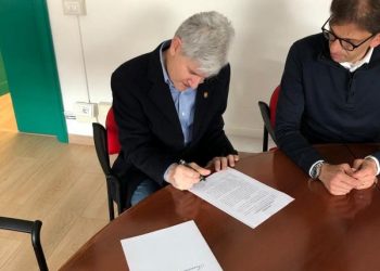 La foto della firma dell'accordo