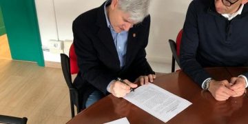 La foto della firma dell'accordo