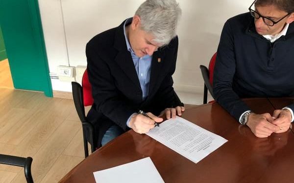 La foto della firma dell'accordo