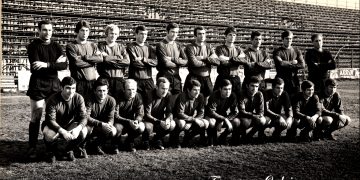 Ternana 68/69 fotografata con alle spalle la curva in tubi innocenti collocata per aumentare la capienza dello stadio ( foto Scaccia Elio )