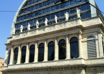 La facciata dell'Opera national di Lione in Francia.