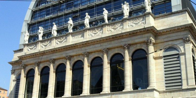 La facciata dell'Opera national di Lione in Francia.