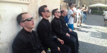 Sacerdoti neo zelandesi  stremati dal sole cocente