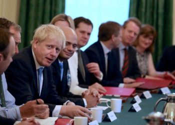 Boris Jonhson con i suoi ministri. FOTO THE GUARDIAN