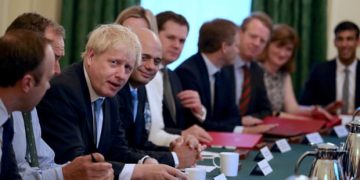 Boris Jonhson con i suoi ministri. FOTO THE GUARDIAN