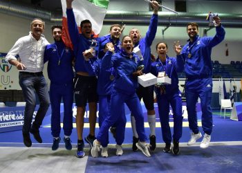 Lucia Lucarini festeggia l’oro insieme alle compagne di squadra e agli azzurri del fioretto
Foto da sito federscherma