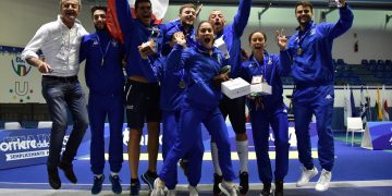 Lucia Lucarini festeggia l’oro insieme alle compagne di squadra e agli azzurri del fioretto
Foto da sito federscherma