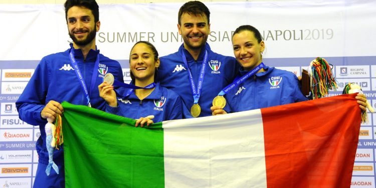 Lucia Lucarini, seconda nella foto da sinistra, insieme agli altri azzurri che hanno conquistato una medaglia nella giornata di ieri