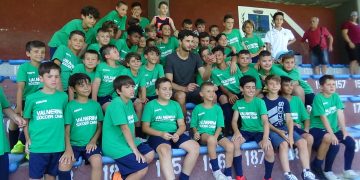 Andrea Ranocchia in mezzo ai bambini del Summer Camp dell'ASD Ferentillo-Valnerina ( foto terninrete )