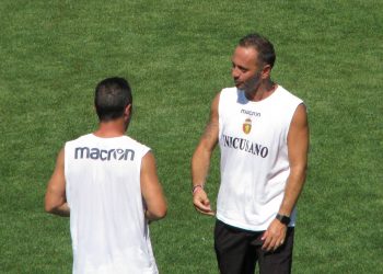 Fabio Gallo si consulta tra una partitella e l'altra con il suo secondo, Roberto Chiappara