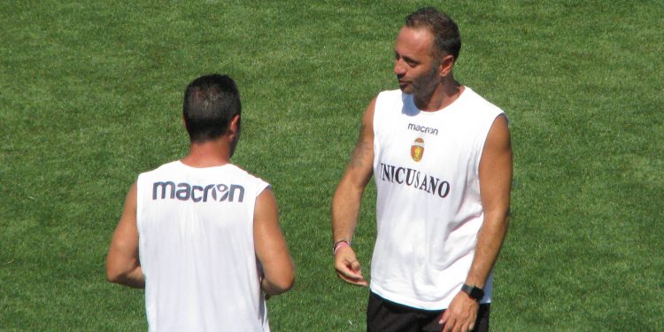 Fabio Gallo si consulta tra una partitella e l'altra con il suo secondo, Roberto Chiappara