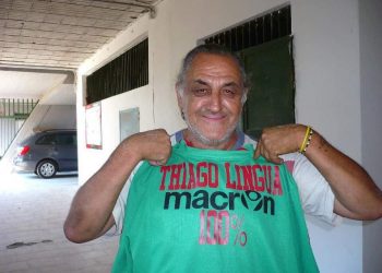 Massimo Millesimi, deceduto alle 17,30 di questo pomeriggio, mostra simpaticamente una Tshirt con cui scherza sul suo soprannome