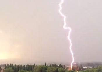 Il fulmine che si è abbattuto ieri pomeriggio in zona cimitero a Terni.