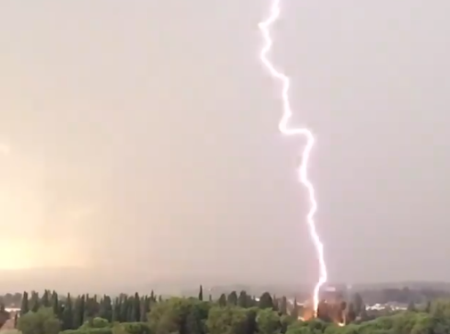 Il fulmine che si è abbattuto ieri pomeriggio in zona cimitero a Terni.