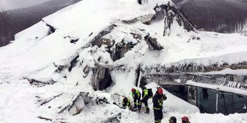 Le ricerche presso l'Hotel Rigopiano travolto da una gigantesca valanga