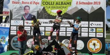 Sara Mazzorana festeggia la vittoria alla Marathon dei Colli albani