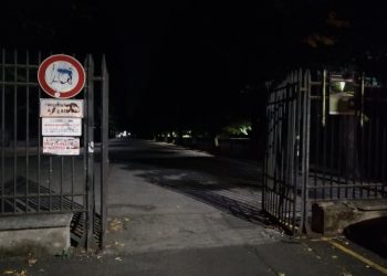 Il cancello aperto di notte alla Passeggiata di Terni