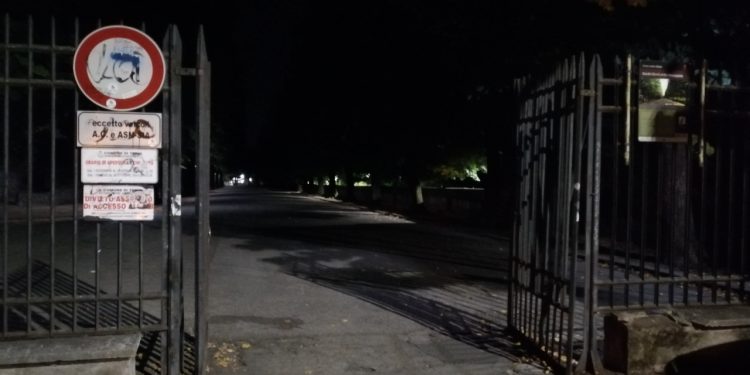 Il cancello aperto di notte alla Passeggiata di Terni