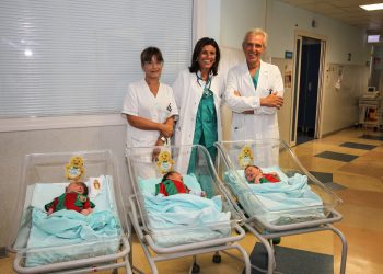 foto Alberto Mirimao
Il dottor Leonardo Borrello e la dottoressa Federica Celi con i bambini nati il 9 settembre e che indossano la maglietta rossoverde