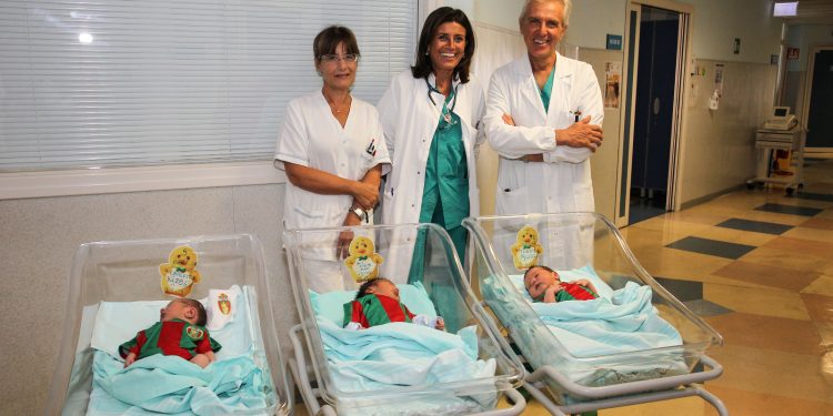 foto Alberto Mirimao
Il dottor Leonardo Borrello e la dottoressa Federica Celi con i bambini nati il 9 settembre e che indossano la maglietta rossoverde