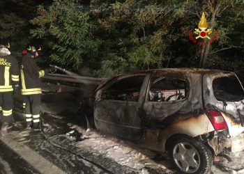 La Renault Twingo distrutta dalle fiamme a San Carlo