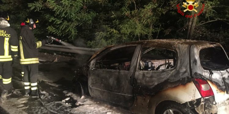 La Renault Twingo distrutta dalle fiamme a San Carlo