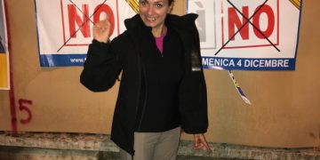 Rita Diamanti durante l'attacchinaggio di manifesti sul referendum costituzionale del 2016