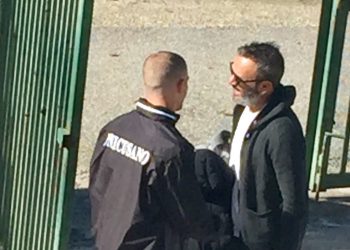 Antonio Palumbo, dopo aver assistito all’allenamento dei suoi compagni, scambia qualche parola con il direttore sportivo, Luca Leone