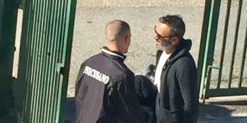 Antonio Palumbo, dopo aver assistito all’allenamento dei suoi compagni, scambia qualche parola con il direttore sportivo, Luca Leone