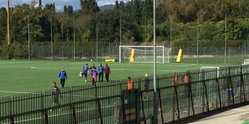 Marilungo esce dal campo accompagnato dai sanitari rossoneri