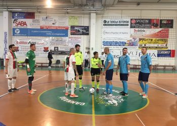 Il saluto tra i due capitani e i direttori di gara in Tal cantar - Ternana Futsal