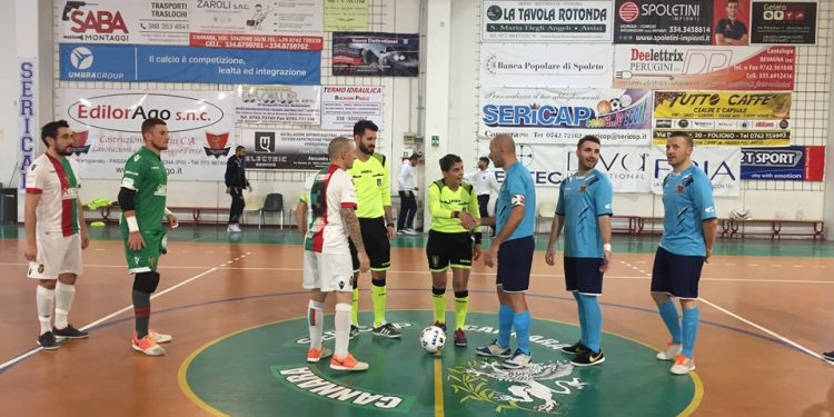 Il saluto tra i due capitani e i direttori di gara in Tal cantar - Ternana Futsal