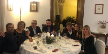Paola Pincardini con i consiglieri comunali alla festa del suo compleanno