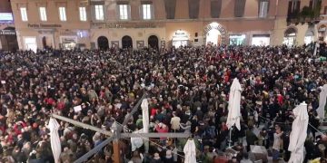 LE SARDINE RIEMPIONO PIAZZA DELLA REPUBBLICA A PERUGIA