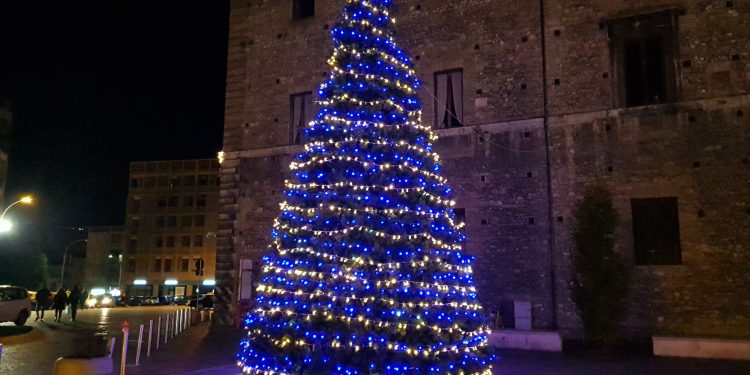 L'albero di Natale accesso in Piazza Europa
