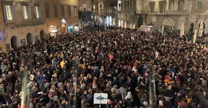 La manifestazione delle sardine a Perugia