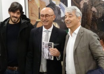 nella foto, al centro Favilla e a sinistra Bernardo Viciani e a destra Dario Viciani, rispettivamente  nipote e figlio di Corrado