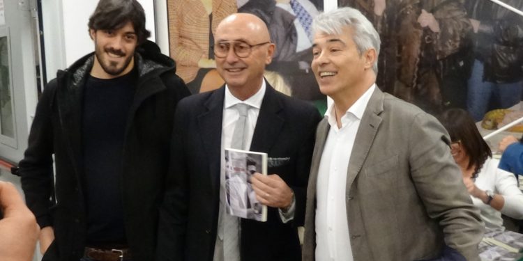 nella foto, al centro Favilla e a sinistra Bernardo Viciani e a destra Dario Viciani, rispettivamente  nipote e figlio di Corrado