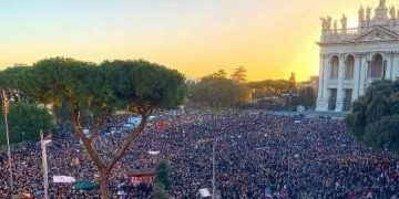 Piazza San Giovanni a Roma gremita di "sardine"