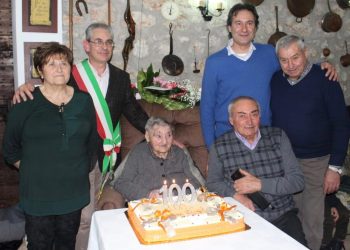 Lina Bacocco con il sindaco di Calvi Grillini, il vice Spaccasassi e i suoi tre figli, Anna Franco e Fulvio