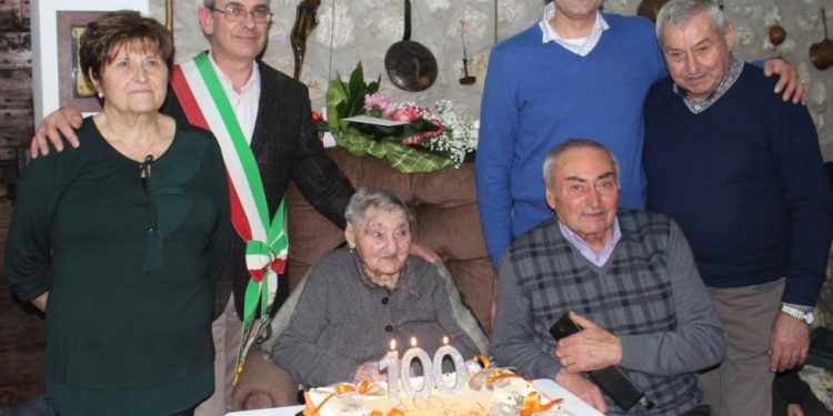Lina Bacocco con il sindaco di Calvi Grillini, il vice Spaccasassi e i suoi tre figli, Anna Franco e Fulvio