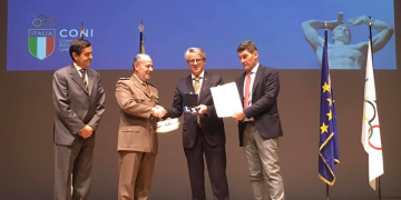 La premiazione del vicepresidente della FIB, Moreno Rosati