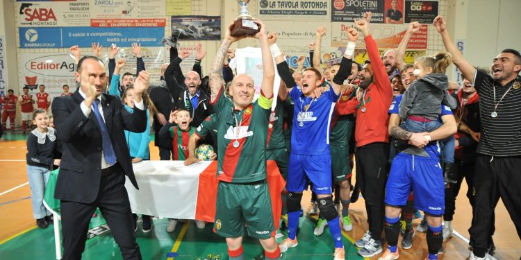 Il capitano Capotosti alza la Coppa Italia al Palazzetto di Cannara