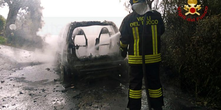 L'auto distrutta dalle fiamme in strada di Bolsello, a Terni.